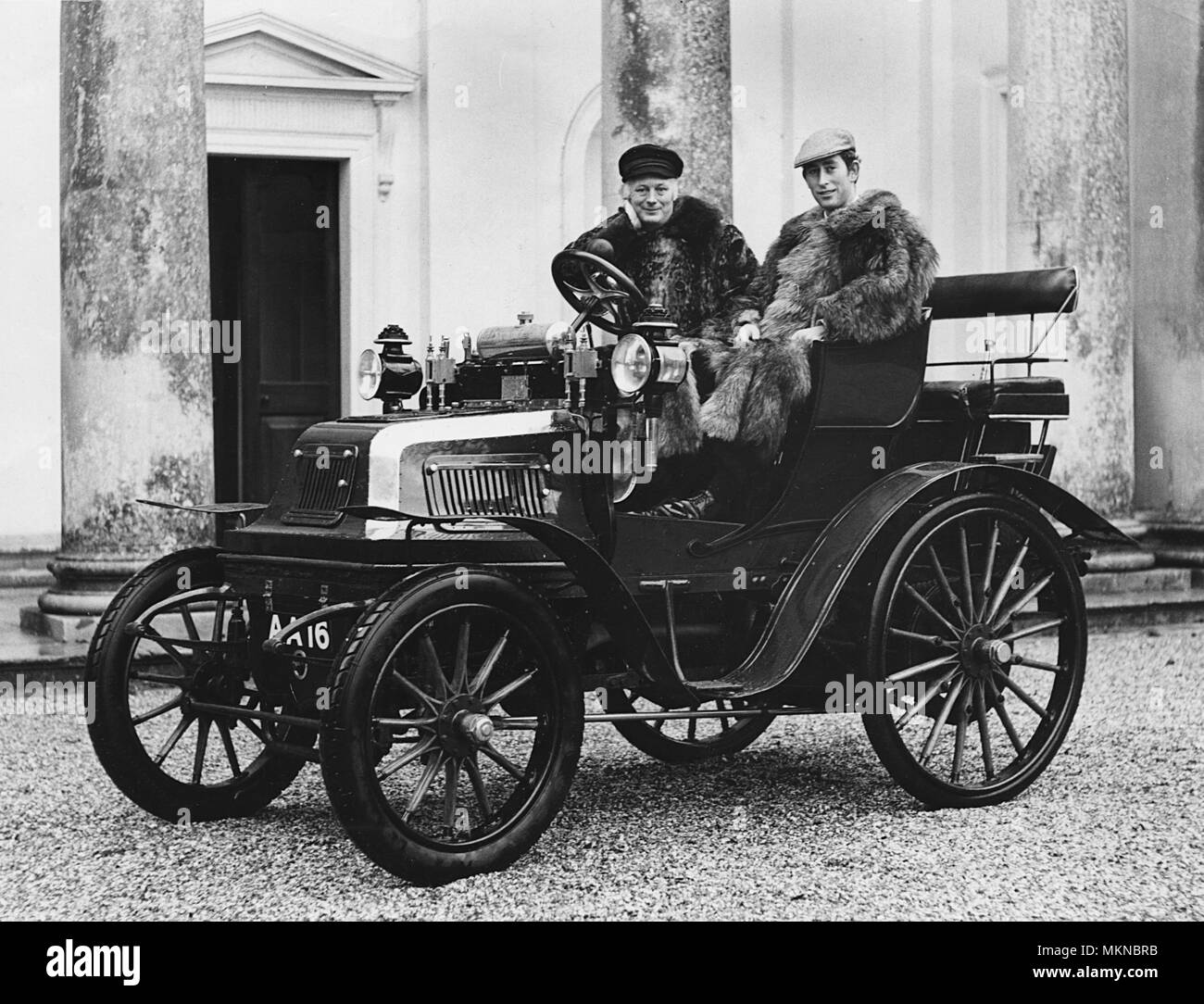 1899 Daimler mit Lord Montagu und Prinz Charles (1970). Stockfoto