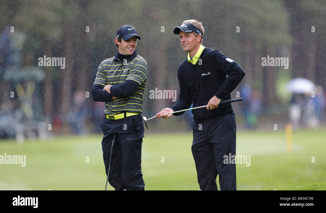 Rory McILROY genießt einen Moment mit Lukas Donaldson am 14 grüne in der Regen während der 3. Runde der europäischen Tour 2014 der BMW PGA Championship in Wentworth Golf Club, Virginia Water, Surrey, England. 24. Mai 2014 --- Bild von: © Paul Cunningham Stockfoto