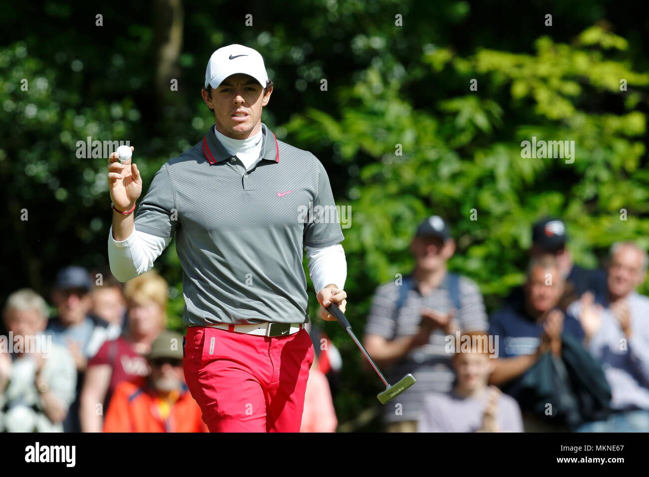 Rory McIlroy Schlag am 15 Grün während der Endrunde der europäischen Tour 2014 der BMW PGA Championship in Wentworth Golf Club, Virginia Water, Surrey, England. 25. Mai 2014 --- Bild von: © Paul Cunningham Stockfoto