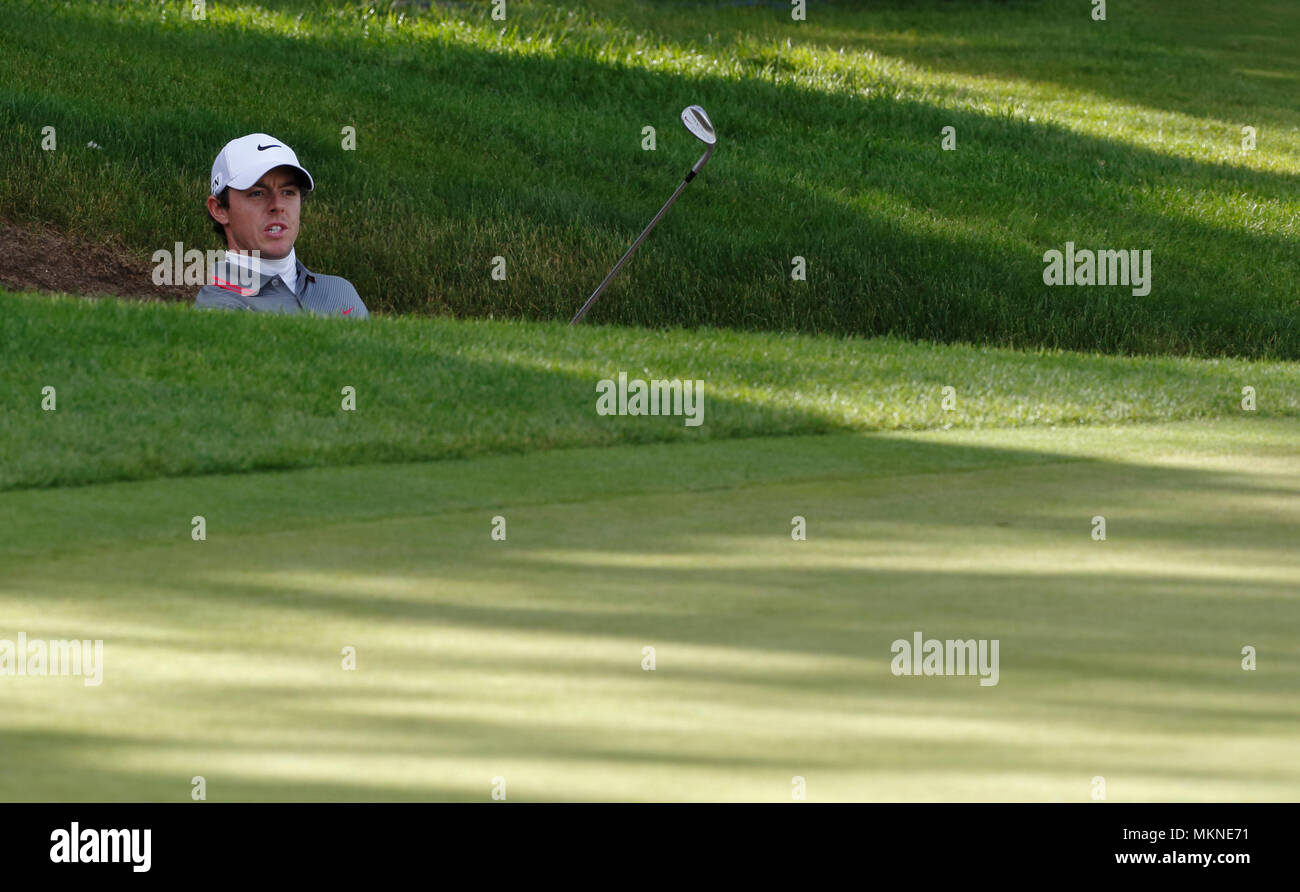 Rory McIlroy Schuß von der Bunker am 18. Grün während der Endrunde der europäischen Tour 2014 der BMW PGA Championship in Wentworth Golf Club, Virginia Water, Surrey, England. 25. Mai 2014 --- Bild von: © Paul Cunningham Stockfoto