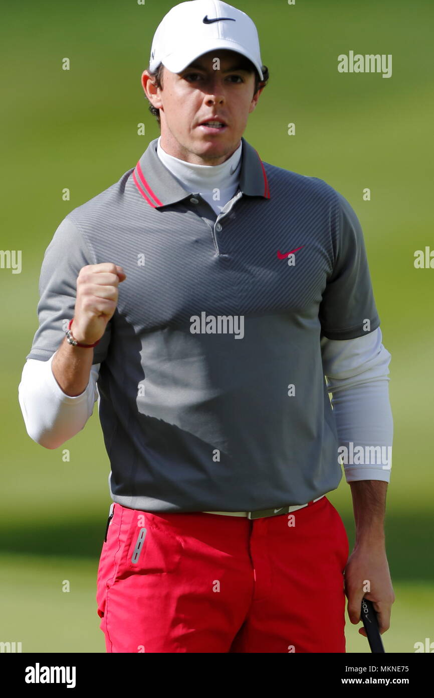 Rory McIlroy feiert die Führung und beendete bei 14 unter Par auf dem 18 Grün während der Endrunde der europäischen Tour 2014 der BMW PGA Championship in Wentworth Golf Club, Virginia Water, Surrey, England. 25. Mai 2014 --- Bild von: © Paul Cunningham Stockfoto