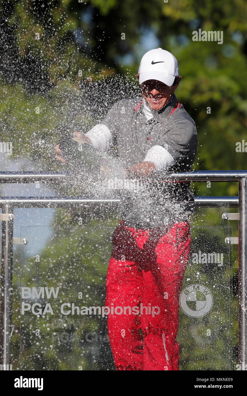 Rory McIlroy gewinnt die BMW PGA Championship und feiert mit Champagner spray während der europäischen Tour 2014 der BMW PGA Championship in Wentworth Golf Club, Virginia Water, Surrey, England. 25. Mai 2014 --- Bild von: © Paul Cunningham Stockfoto