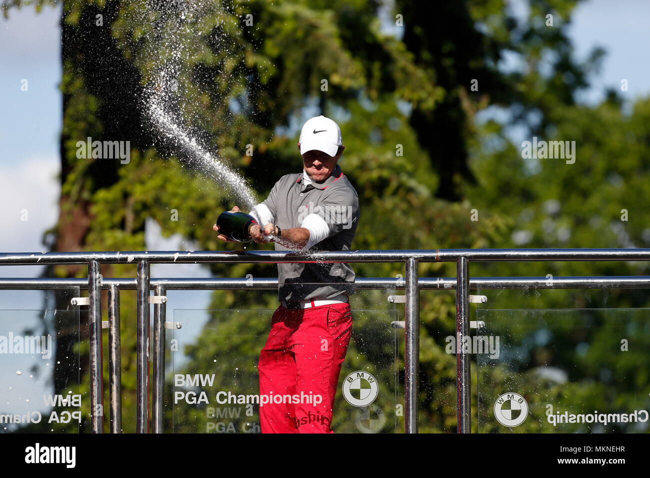 Rory McIlroy gewinnt die BMW PGA Championship und feiert mit Champagner spray während der europäischen Tour 2014 der BMW PGA Championship in Wentworth Golf Club, Virginia Water, Surrey, England. 25. Mai 2014 --- Bild von: © Paul Cunningham Stockfoto
