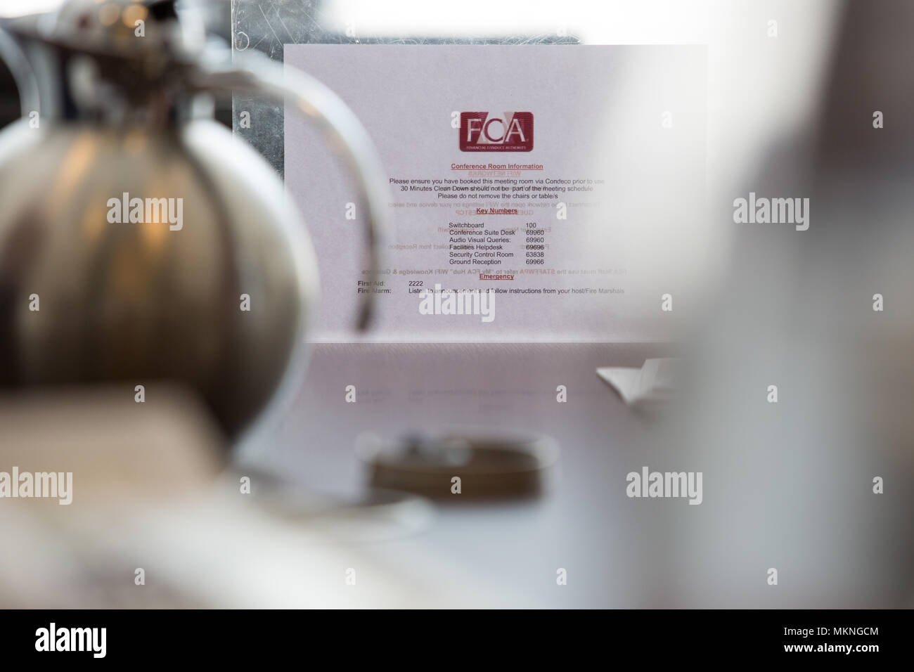 Finanzielle Durchführung Behörde (FCA) Corporate Branding auf Beschilderung in einer Begegnung Zimmer in ihre Büros, WLAN Kennwort, Telefonnummer etc. Stockfoto