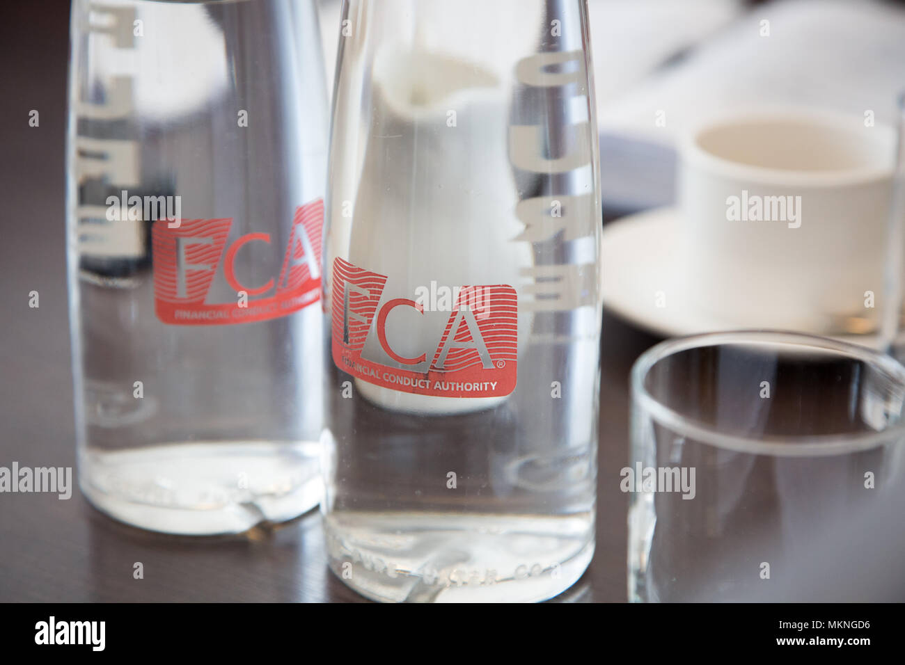 Wasser in Flaschen an der finanziellen Durchführung Behörde (FCA) Büros, North Colonnade, Docklands, London. Logo corporate branding ist übersichtlich angezeigt Stockfoto