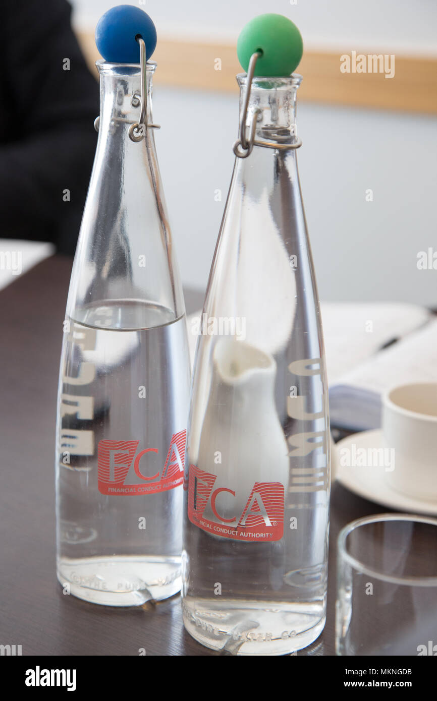 Wasserflaschen mit Gummi Stopper an der finanziellen Durchführung Behörde (FCA) Büros, North Colonnade, Docklands, London. Logo corporate branding ist cl Stockfoto
