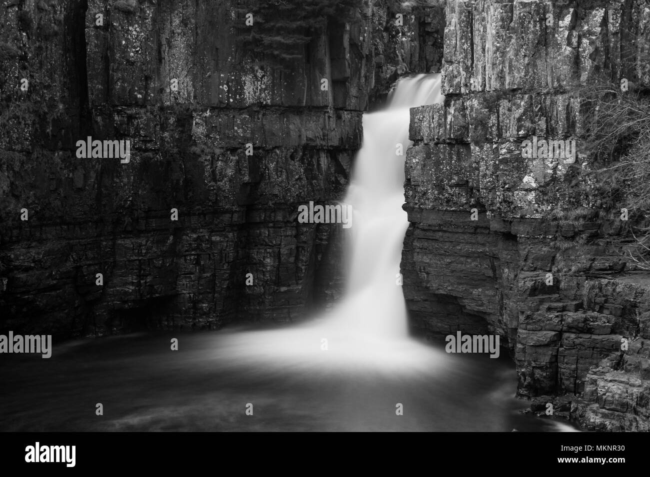 High Force Waterfall in Teesdale, North Pennines, AONB. Ein Bild mit langer Belichtung in Schwarzweiß. Stockfoto