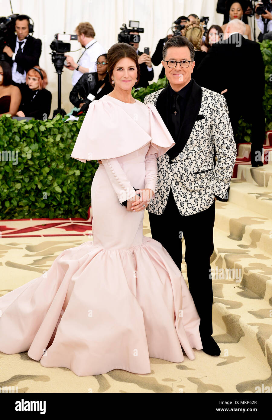 Stephen Colbert und seine Frau Evelyn Mc Gee-Colbert Teilnahme an das Metropolitan Museum der Kunst Kostüm Institut Benefiz-gala 2018 in New York, USA Stockfoto