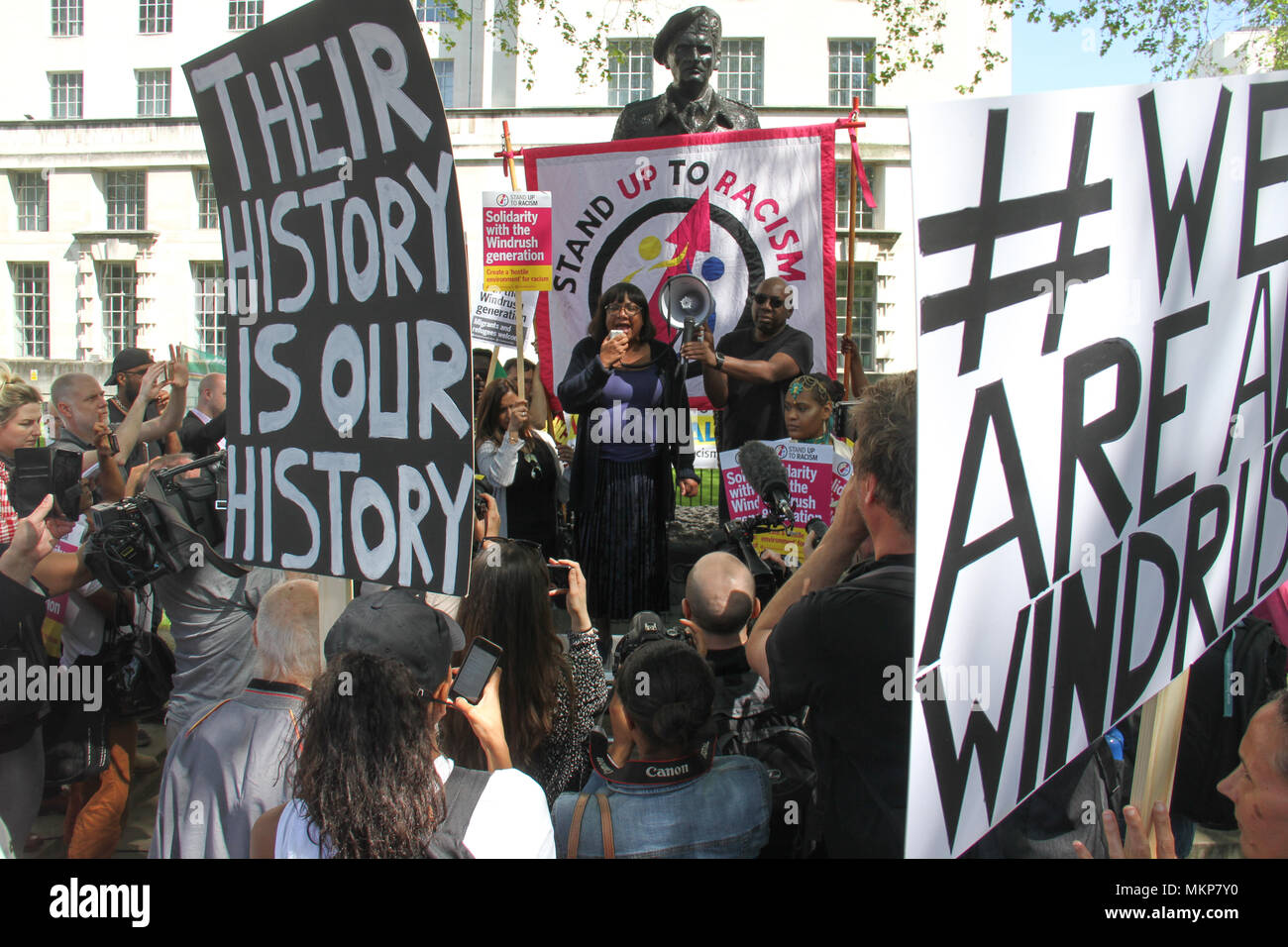 Whitehall, London - UK: 5. Mai 2018. Hunderte von Menschen kamen im März für Windrush im Whitehall am 5. Mai, gegen die "feindlichen Umwelt", die den Windrush Generation gezielt hat zu protestieren. Eine Generation von Menschen, die aus Ländern des Commonwealth als britische Bürger eingeladen wurden, haben vorbehaltlich der Abschiebung from​ ​ the​ ​UK wurde. Quelle: David Mbiyu/Alamy leben Nachrichten Stockfoto