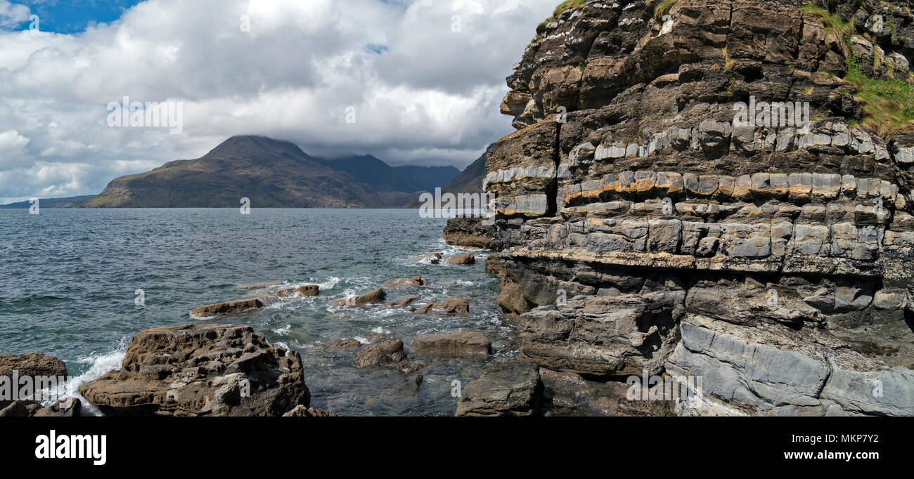 Interbedded Kalkstein und mudstone Sedimentgestein Schichten in den Klippen am Glen Scaladal Bay (Cladach ein ghlinne), Elgol, Isle of Skye, Schottland, Großbritannien Stockfoto