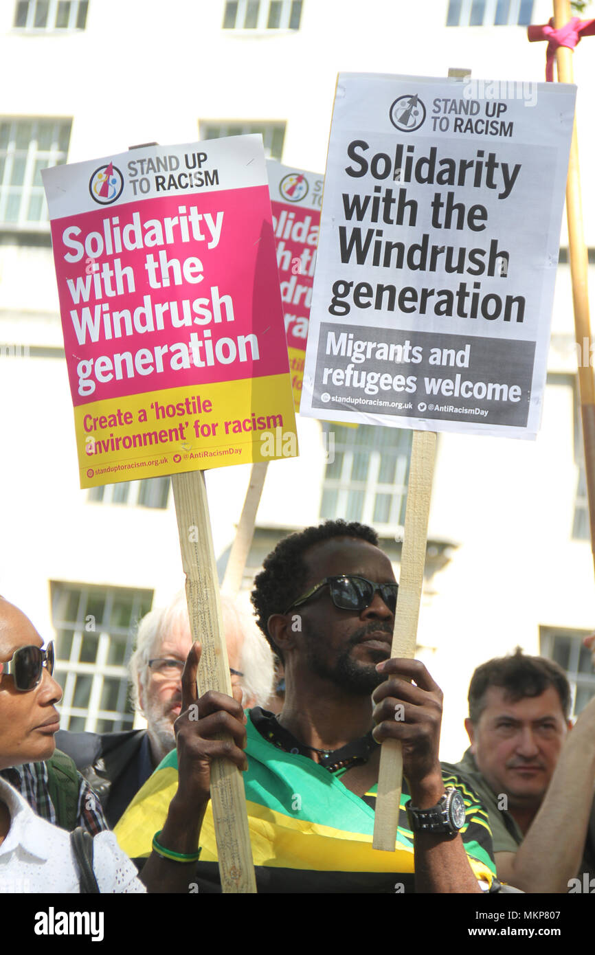 Whitehall, London - UK: 5. Mai 2018. Hunderte von Menschen kamen im März für Windrush im Whitehall am 5. Mai, gegen die "feindlichen Umwelt", die den Windrush Generation gezielt hat zu protestieren. Eine Generation von Menschen, die aus Ländern des Commonwealth als britische Bürger eingeladen wurden, haben vorbehaltlich der Abschiebung from​ ​ the​ ​UK wurde. Quelle: David Mbiyu/Alamy leben Nachrichten Stockfoto