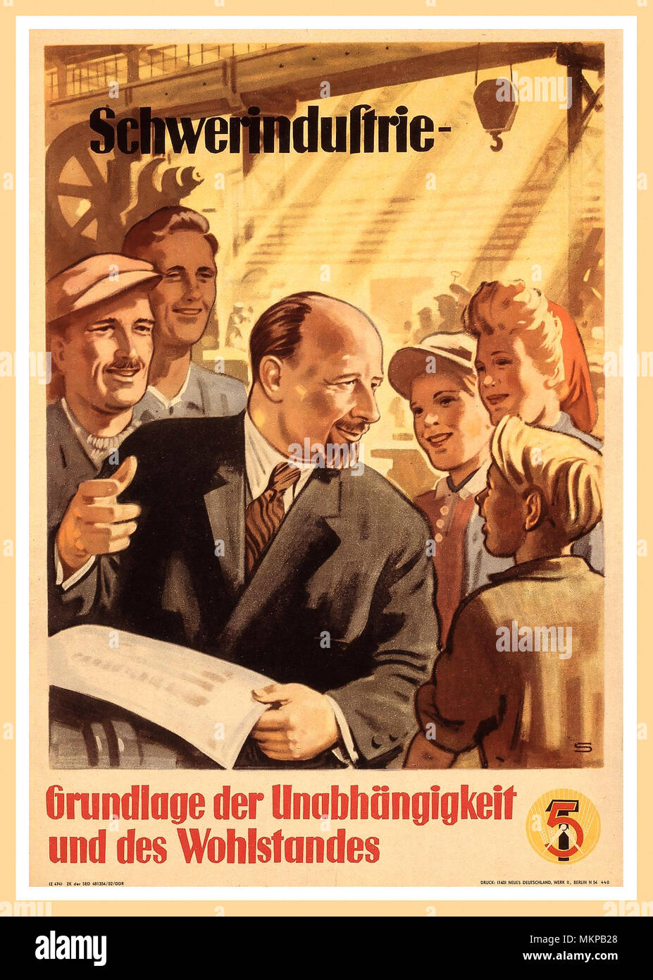 1952 Nachkriegszeit DDR DDR Deutsche Demokratische Republik Propaganda Werbung Plakat aus den 50er Jahren für die ersten fünf Jahre planen. Walter Ulbricht ist in der Mitte der Arbeitnehmer dargestellt. Seine Schwere Industrie liegt im Herzen des ersten Fünf-Jahres-Plan in Übereinstimmung mit der staatlichen Propaganda, aber unausweichlich die Konsumgüterindustrie vernachlässigt wird. "Schwerindustrie - die Basis für Unabhängigkeit und Wohlstand" in der DDR nach seiner Gründung im Jahre 1949, die Formen der politischen und wirtschaftlichen System der DDR rigoros geändert werden mit dem sowjetischen Modell zu gewähren. Stockfoto