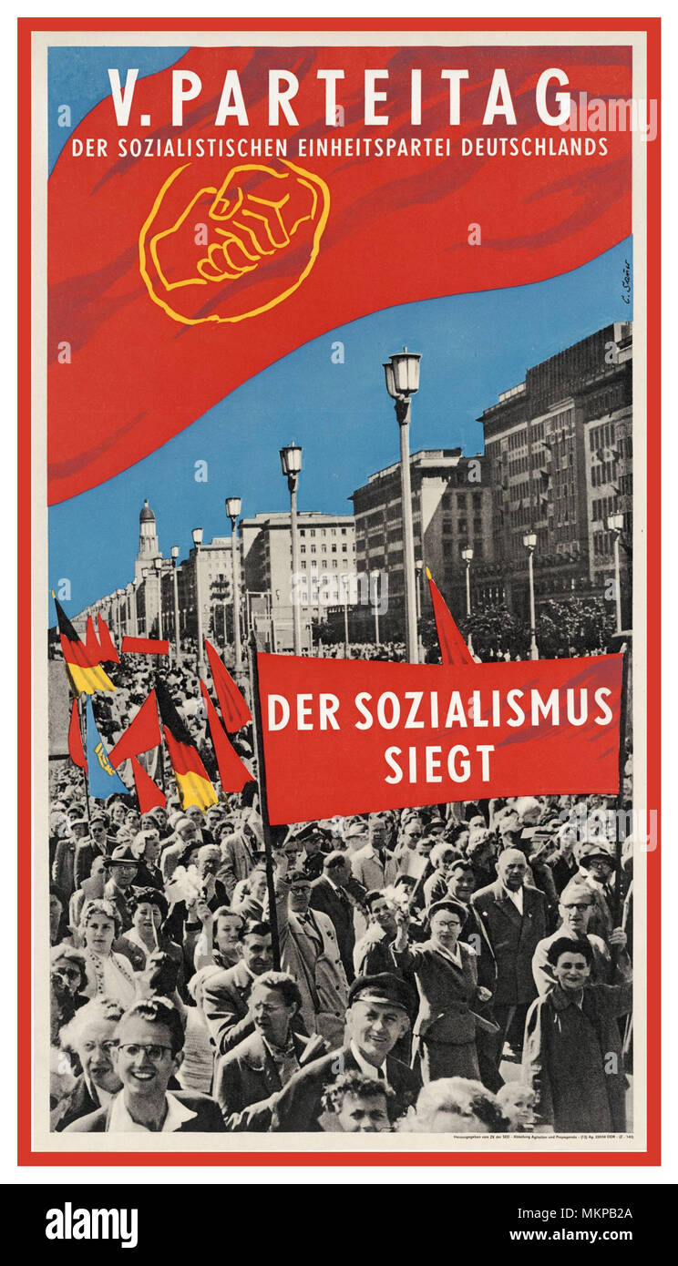 Alte ostdeutsche Propaganda Poster "Sozialismus triumphiert" 1958 5. Konferenz der Sozialistischen Vereinigten Partei Deutschlands. SED-Parteitag die Sozialistische Einheitspartei Deutschlands. Der Sozialismus gewinnt Stockfoto