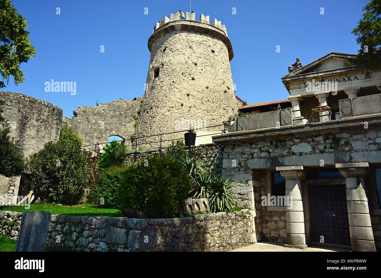 Rijeka, Kroatien. Trsat Burg. Es wird vermutet, dass das Schloss genau an der Stelle eines antiken Illyrischen und Römische Festung liegt. Der Turm und das Mausoleum. Stockfoto