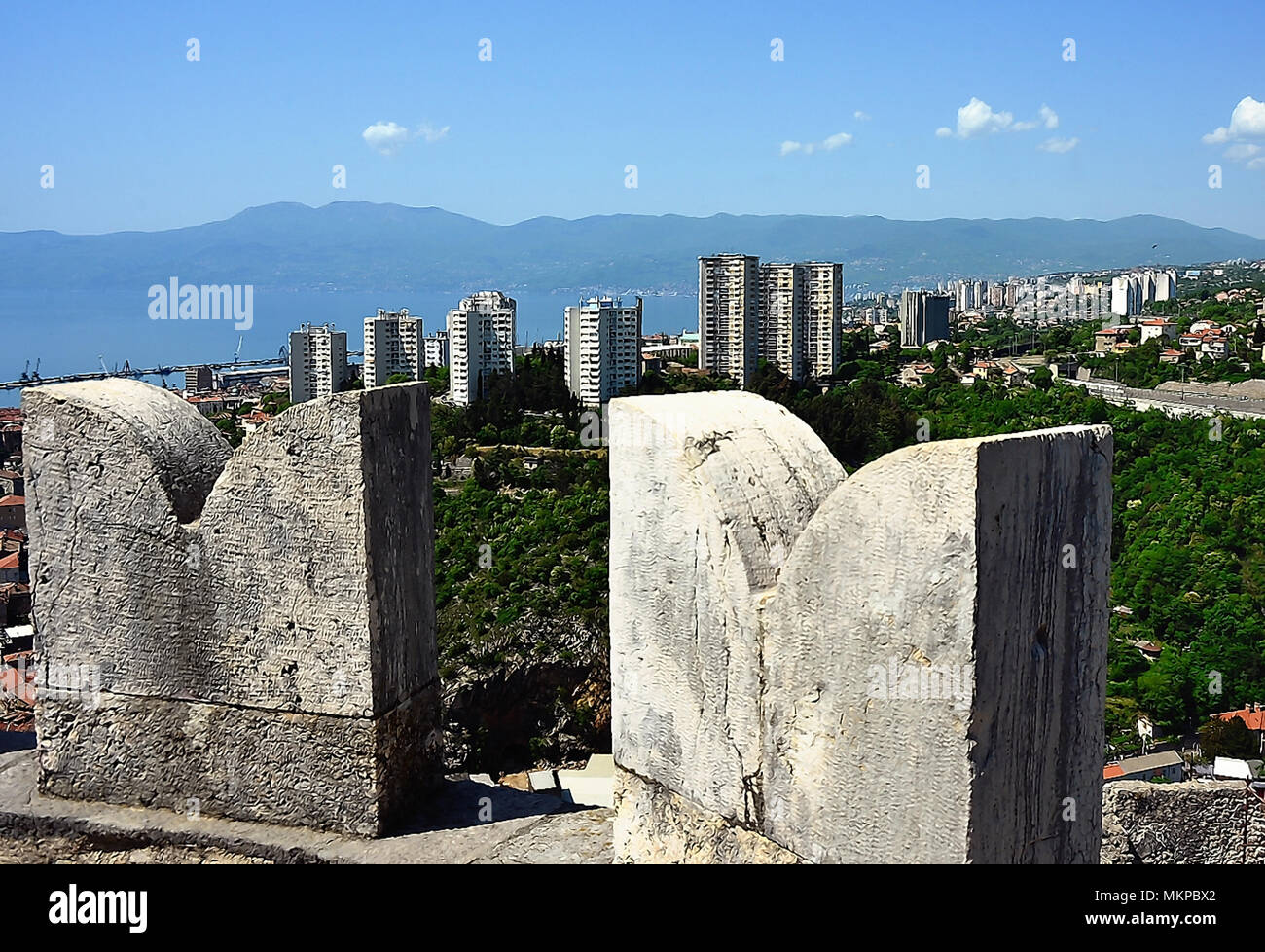 Rijeka, Kroatien. Landschaft der Stadt durch die trsat Burg. Es wird vermutet, dass das Schloss genau an der Stelle eines antiken Illyrischen und Römische Festung liegt. Stockfoto