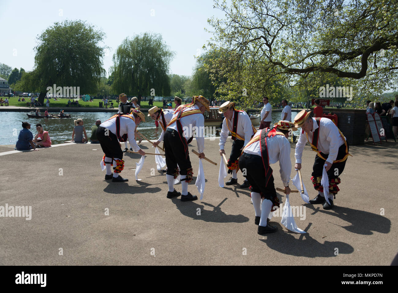 Stratford-upon-Avon, Warwickshire, England Großbritannien 7. Mai 2018 Shakespeare Morris Men tanzen vor der RSC in Bancroft Gärten Stockfoto