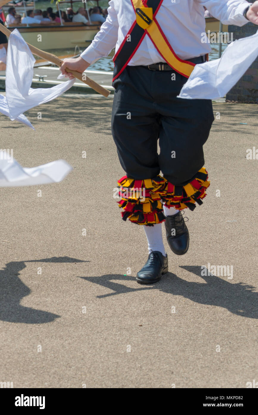 Stratford-upon-Avon, Warwickshire, England Großbritannien 7. Mai 2018 Shakespeare Morris Men tanzen vor der RSC in Bancroft Gärten Stockfoto