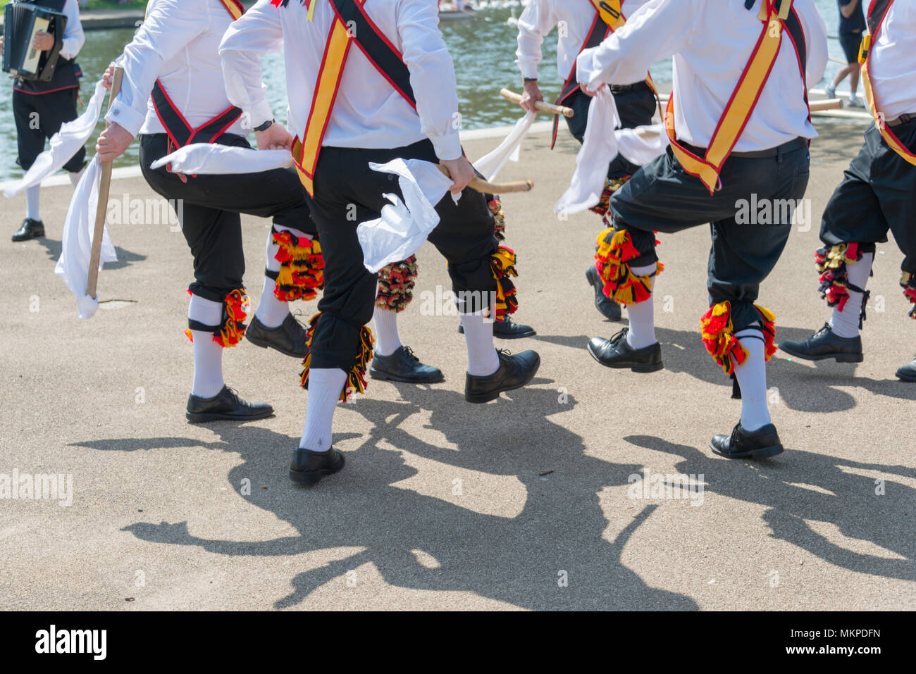 Stratford-upon-Avon, Warwickshire, England Großbritannien 7. Mai 2018 Shakespeare Morris Men tanzen vor der RSC in Bancroft Gärten Stockfoto