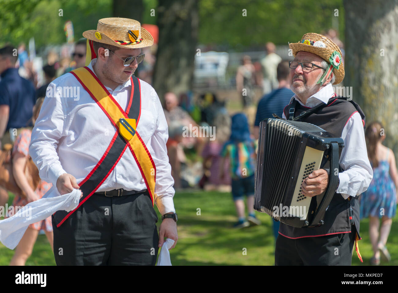 Stratford-upon-Avon, Warwickshire, England Großbritannien 7. Mai 2018 Shakespeare Morris Men tanzen vor der RSC in Bancroft Gärten Stockfoto