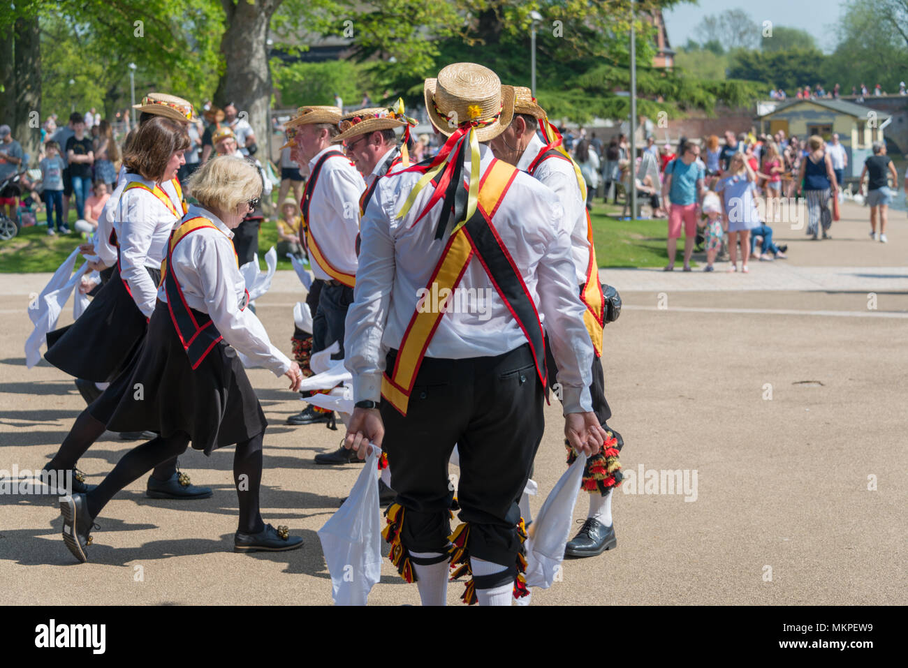 Stratford-upon-Avon, Warwickshire, England Großbritannien 7. Mai 2018 Shakespeare Morris Men tanzen vor der RSC in Bancroft Gärten Stockfoto