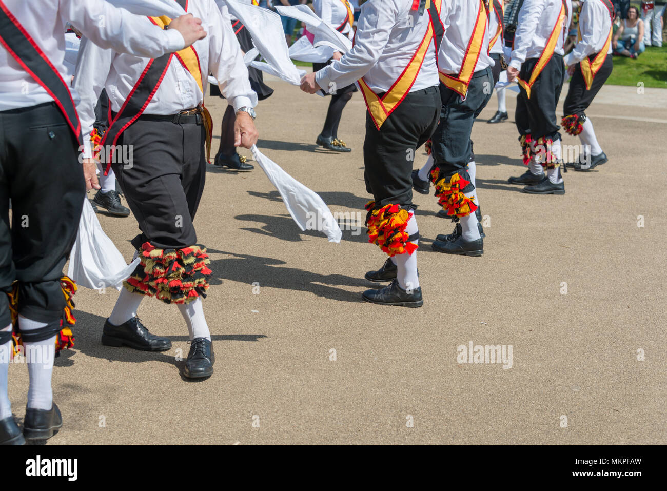 Stratford-upon-Avon, Warwickshire, England Großbritannien 7. Mai 2018 Shakespeare Morris Men tanzen vor der RSC in Bancroft Gärten Stockfoto