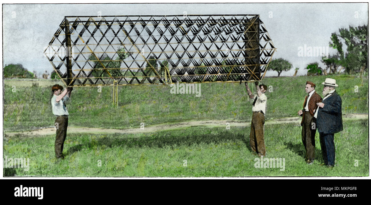 Alexander Graham Bell (rechts) experimentieren mit einer x-beam tetraedrischen Kite mit Designer Herr Baldwin, Anfang 1900. Hand - farbige Raster eines Fotos Stockfoto