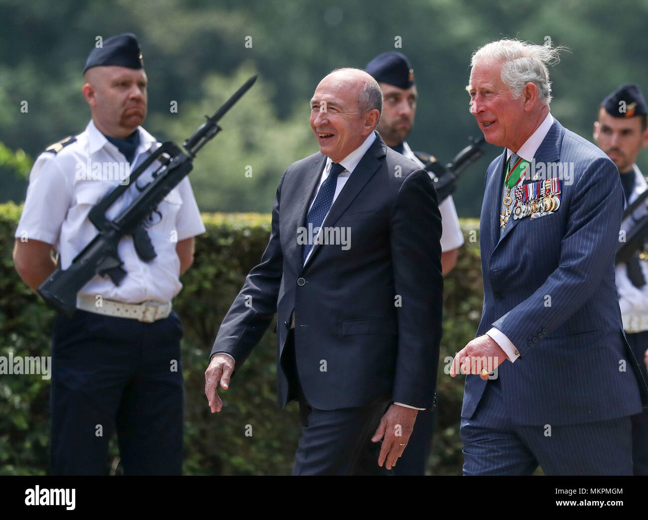 Der Prinz von Wales ith der französische Innenminister Gerard Collomb während VE Tag Gedenkfeiern in Park Tête d'Or, Lyon, Frankreich im Rahmen seines Besuchs in diesem Land. Stockfoto