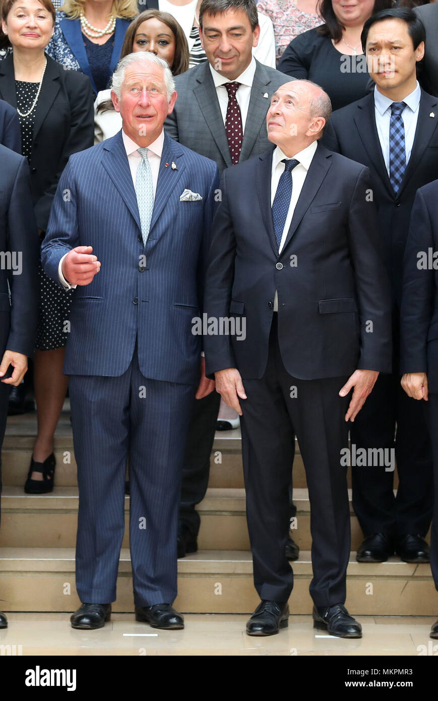 Der Prinz von Wales mit der französische Innenminister Gerard Collomb während seiner Tour von Interpol in Lyon, Frankreich im Rahmen seines Besuchs in diesem Land. Stockfoto