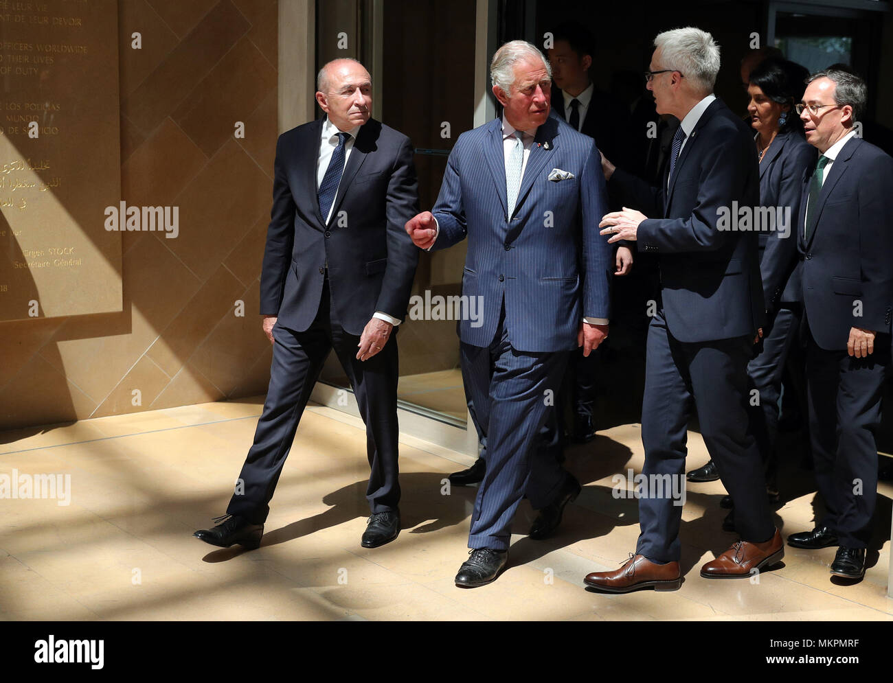 Der Prinz von Wales kommt mit der französische Innenminister Gerard Collomb (links) und Interpol Secretry Allgemeine Jurgen Lager für seine Tour von Interpol in Lyon, Frankreich im Rahmen seines Besuchs in diesem Land. Stockfoto