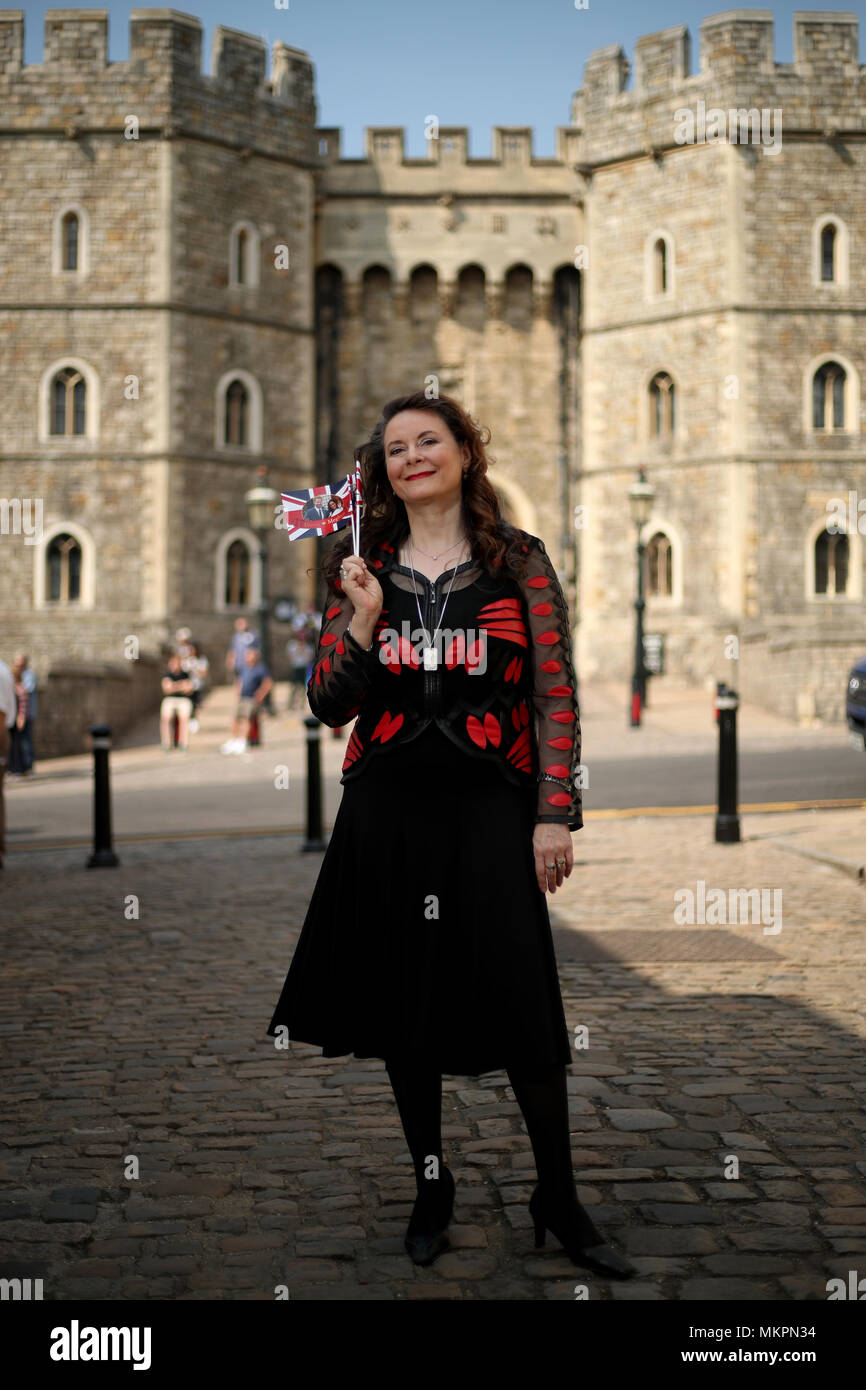 Sängerin und Komponistin Olga Thomas steht vor Windsor Castle, wie sie Releases 'Royal Hollywood Love Song', einem einzigen Prinz Harry und Meghan Markle Hochzeit zu feiern. Der Erlös wird Wasserbecher Trauerfall Pflege und die Royal Navy und Royal Marines Nächstenliebe. Stockfoto