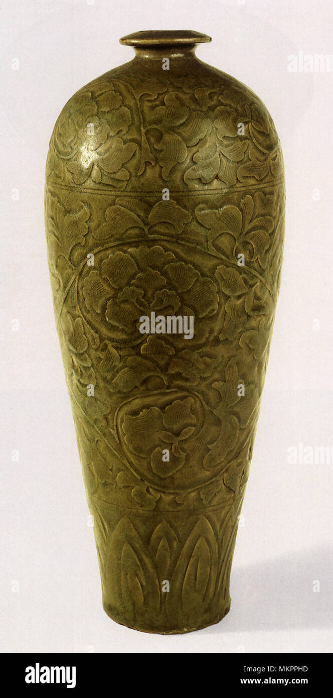 Vase mit geschnitzten Pfingstrose Blumen dekoriert Stockfoto