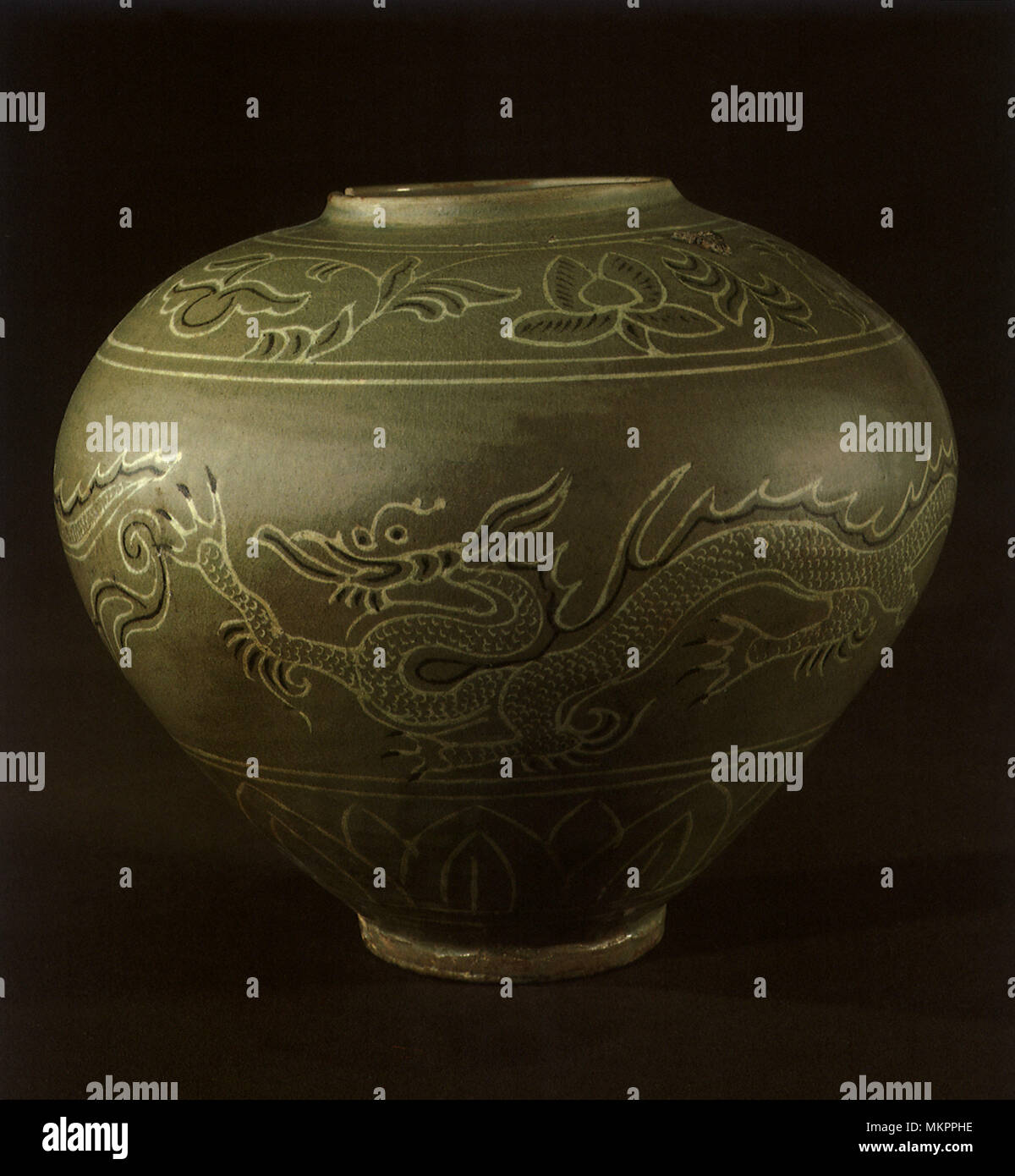 Celadon Vase mit Designs der Drachen Stockfoto