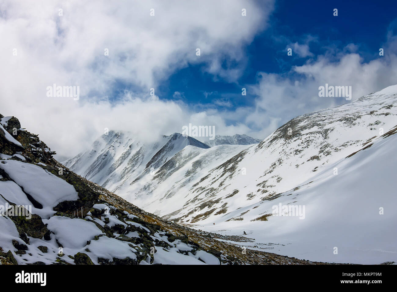 Snowy Mountains aero Foto Drone, Wolken Berge und das Tal. Stockfoto
