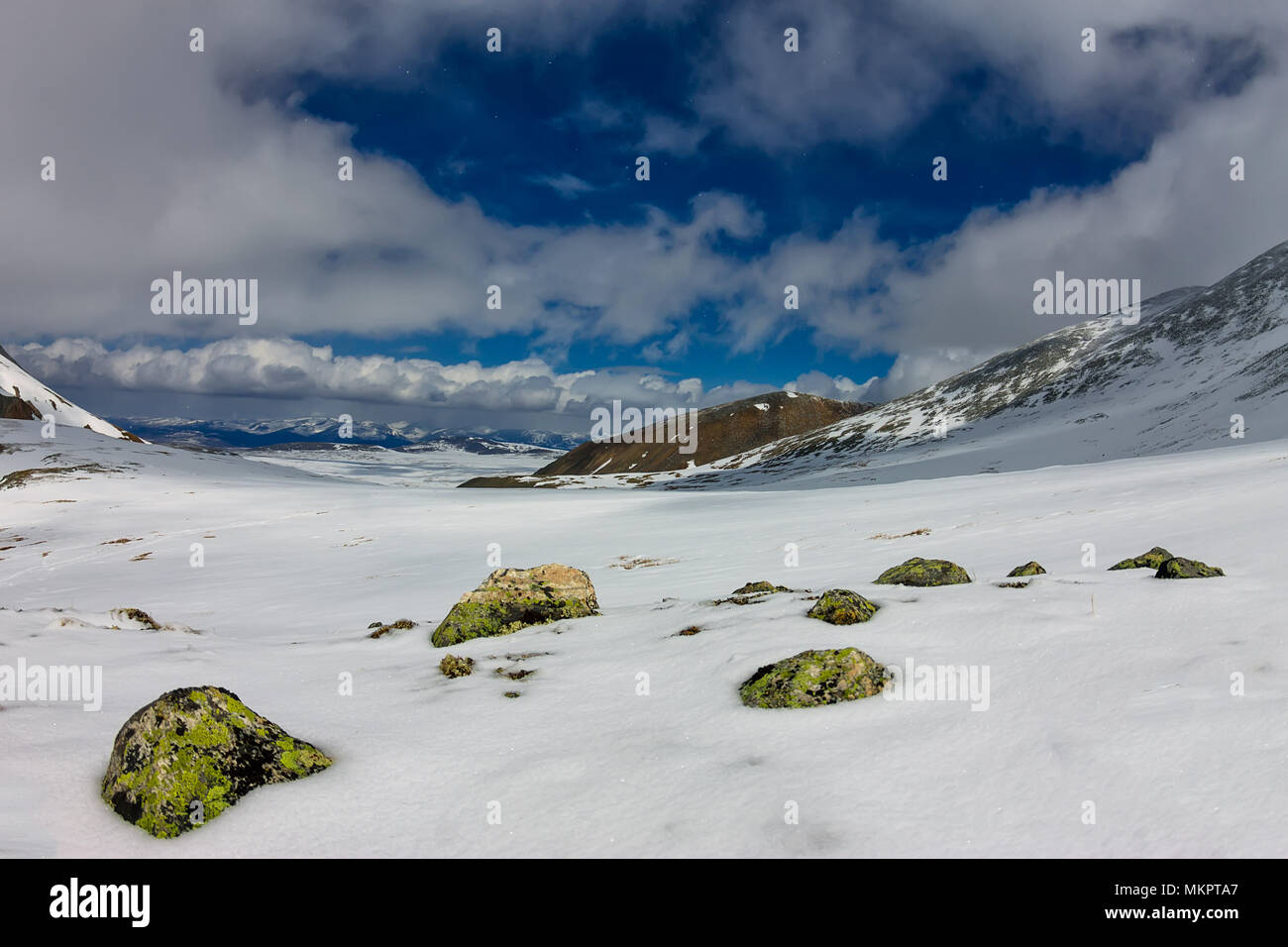 Snowy Mountains aero Foto Drone, Wolken Berge und das Tal. Stockfoto