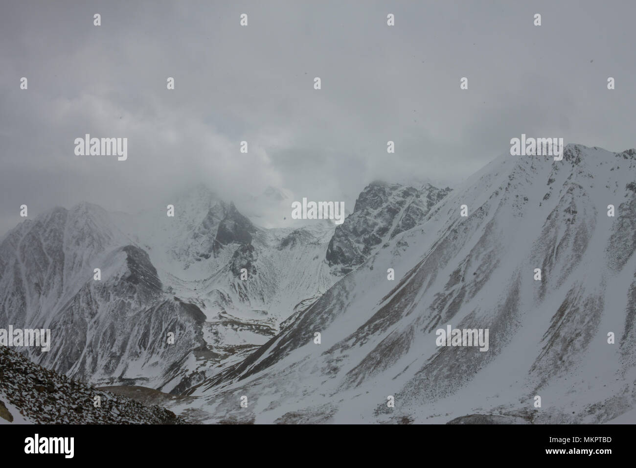 Snowy Mountains aero Foto Drone, Wolken Berge und das Tal. Stockfoto