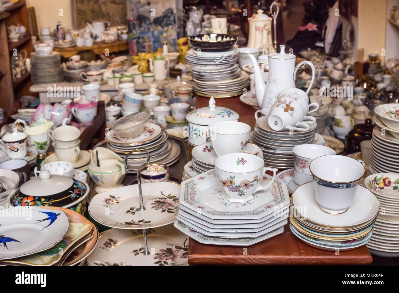 Johannesburg, Südafrika, April 29-2018: Porzellan Tee Tassen und  Untertassen auf eine Tabelle in einem second hand Shop gestapelt  Stockfotografie - Alamy