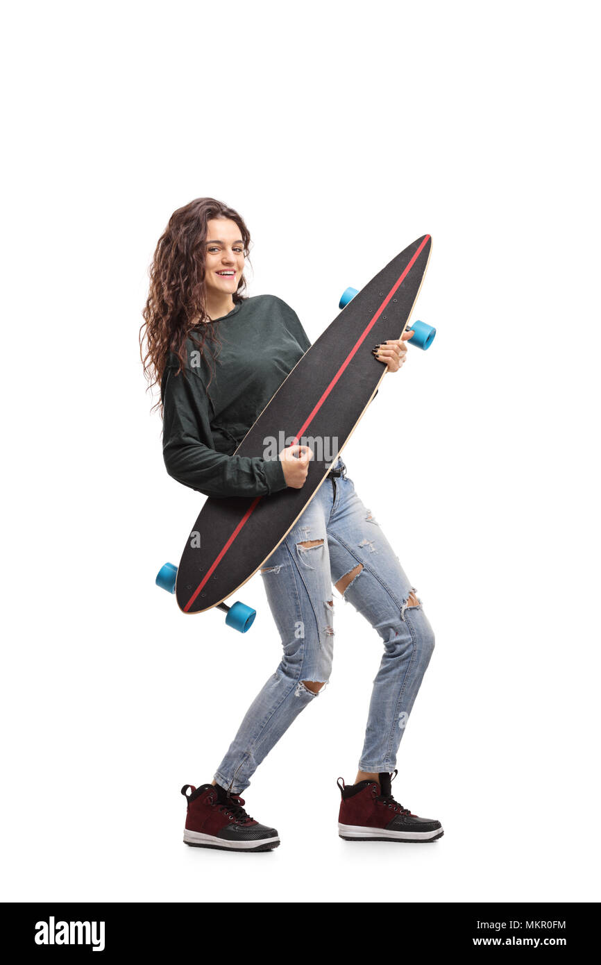 In voller Länge Porträt einer Skater girl vorgibt, Gitarre auf einem longboard auf weißem Hintergrund zu spielen Stockfoto