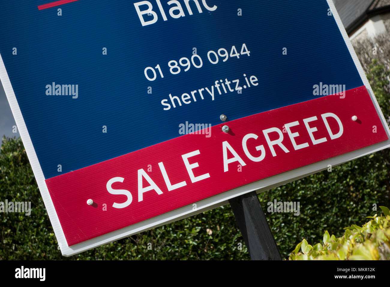 Ein Immobilienmakler board sagen, dass dieses Haus oder Immobilie verkauft wurde - Verkauf zugestimmt. Stockfoto