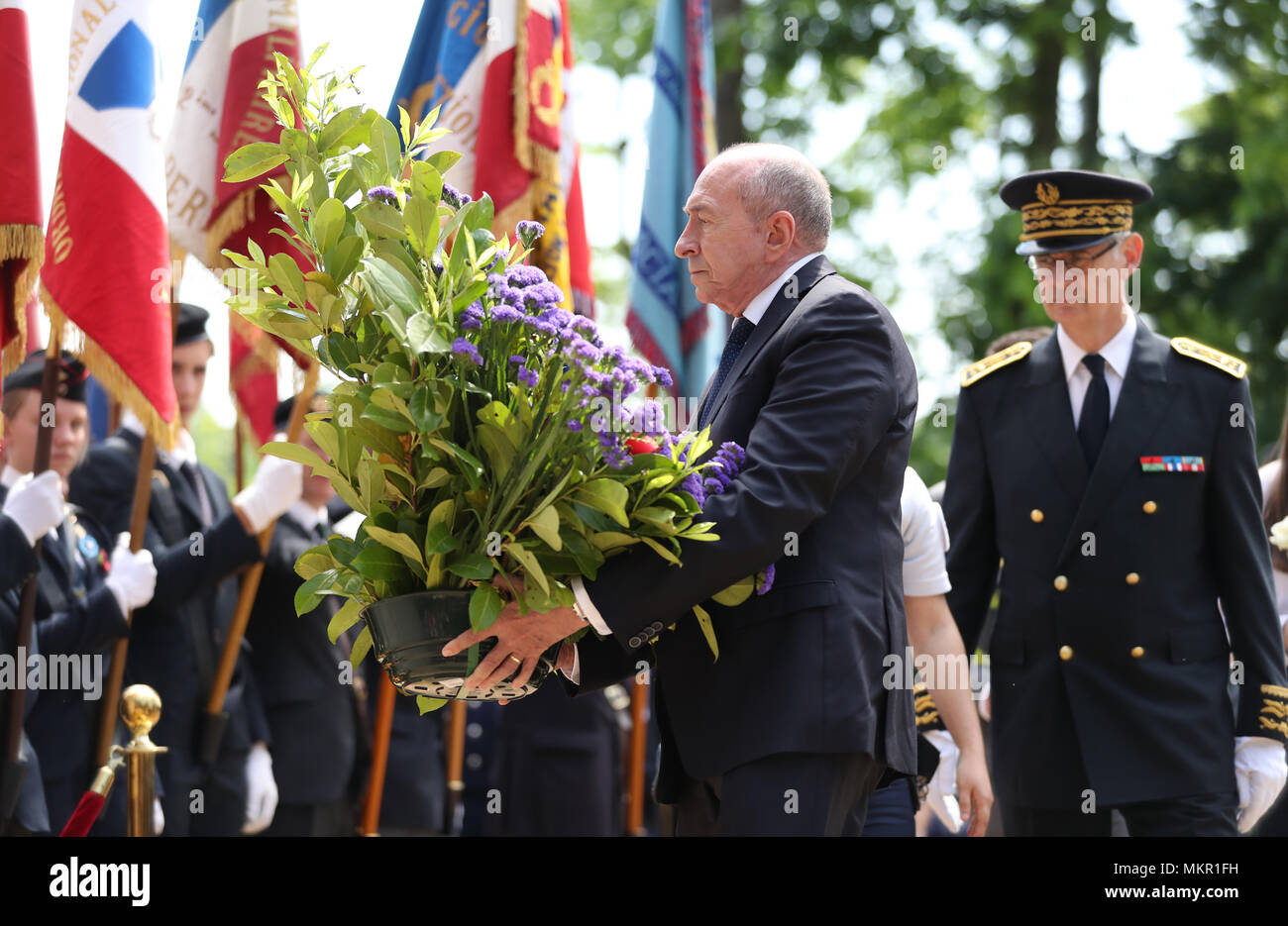 Der französische Innenminister Gerard Collomb placers Blumen an einem Kriegerdenkmal während VE Tag Gedenkfeiern in Park Tête d'Or, Lyon, Frankreich. Stockfoto