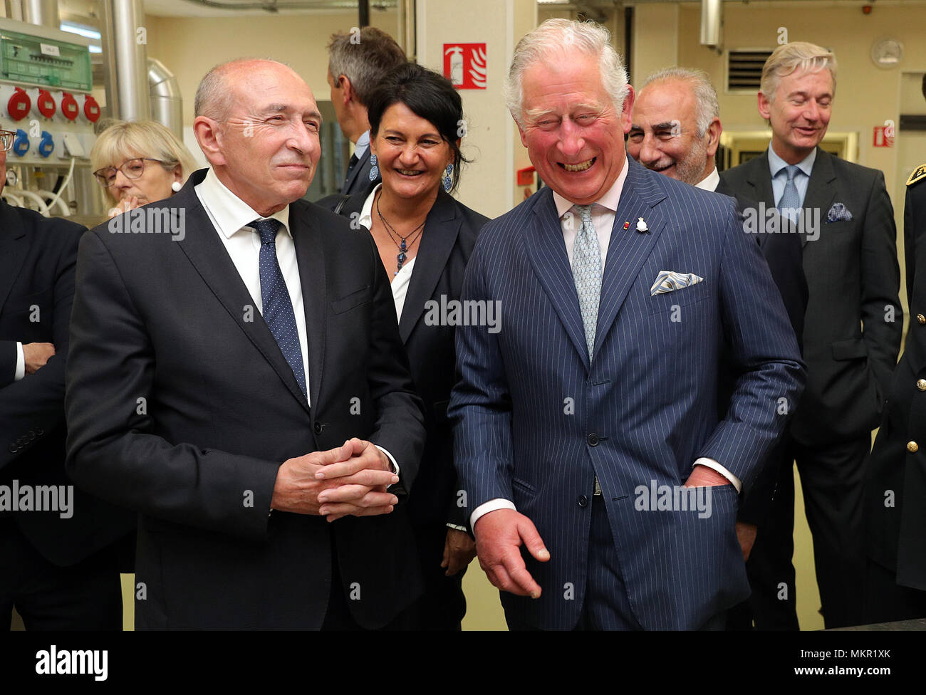 Der Prinz von Wales (rechts) mit dem französischen Innenminister Gerard Collomb während seiner Tour der ISARA Universität Lyon in Lyon, Frankreich im Rahmen seines Besuchs in diesem Land. Stockfoto