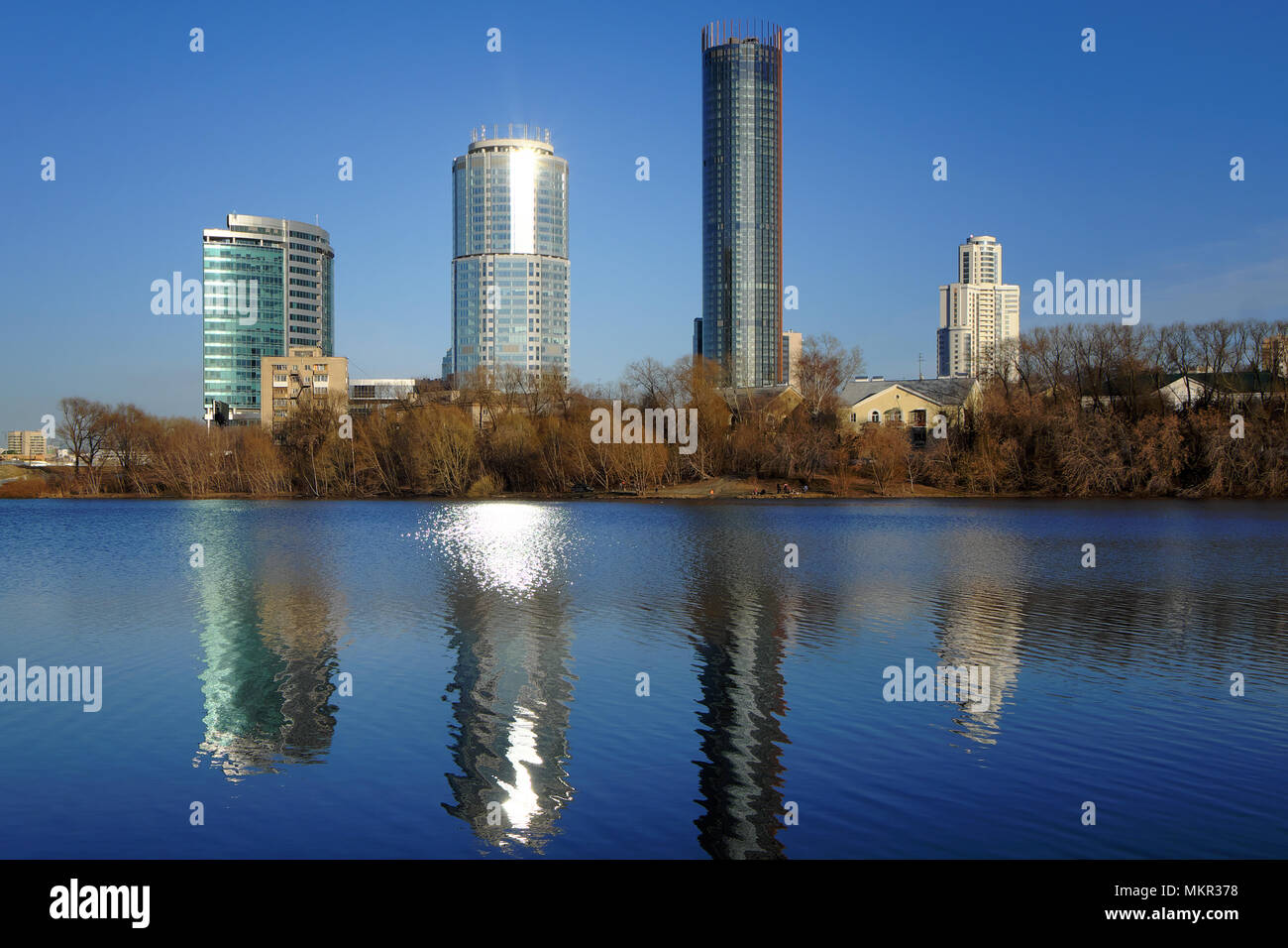 Blick über den zentralen Teil von Jekaterinburg von der Stadt Teich mit Reflexion der Sonne im Wasser 4896 x 3264 300 dpi Stockfoto