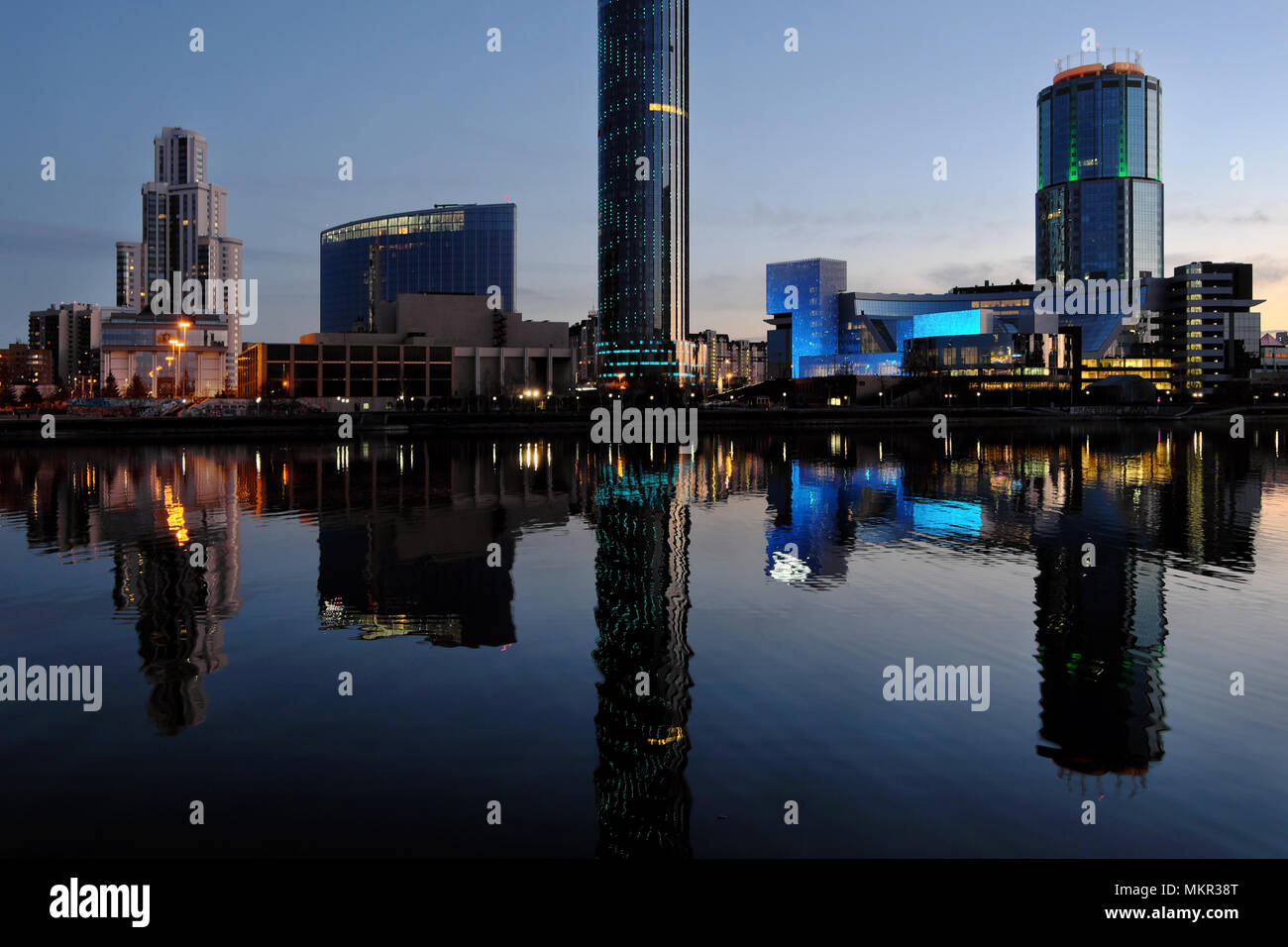 Zentrum von Jekaterinburg in der Dämmerung mit der Reflexion von Licht in der Stadt Teich 4896 x 3264 300 dpi Stockfoto