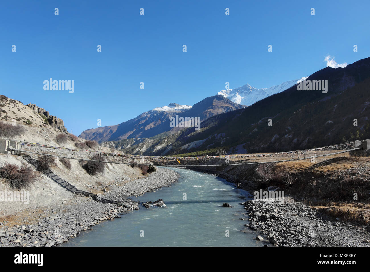 Hängebrücke über den Fluss im Nepalesischen Himalaja, in einem Tal in der Nähe des Annapurna 3 4896 x 3264 x 300 dpi Stockfoto
