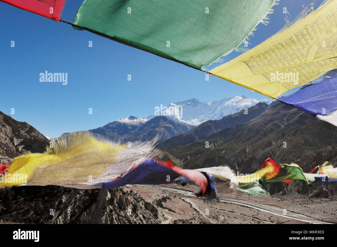 Buddhistische flags bei windigem Wetter vor dem Hintergrund der Annapurna 3 Berg in der Nähe von Manang JPG 300 dpi 4896 x 3264 Stockfoto