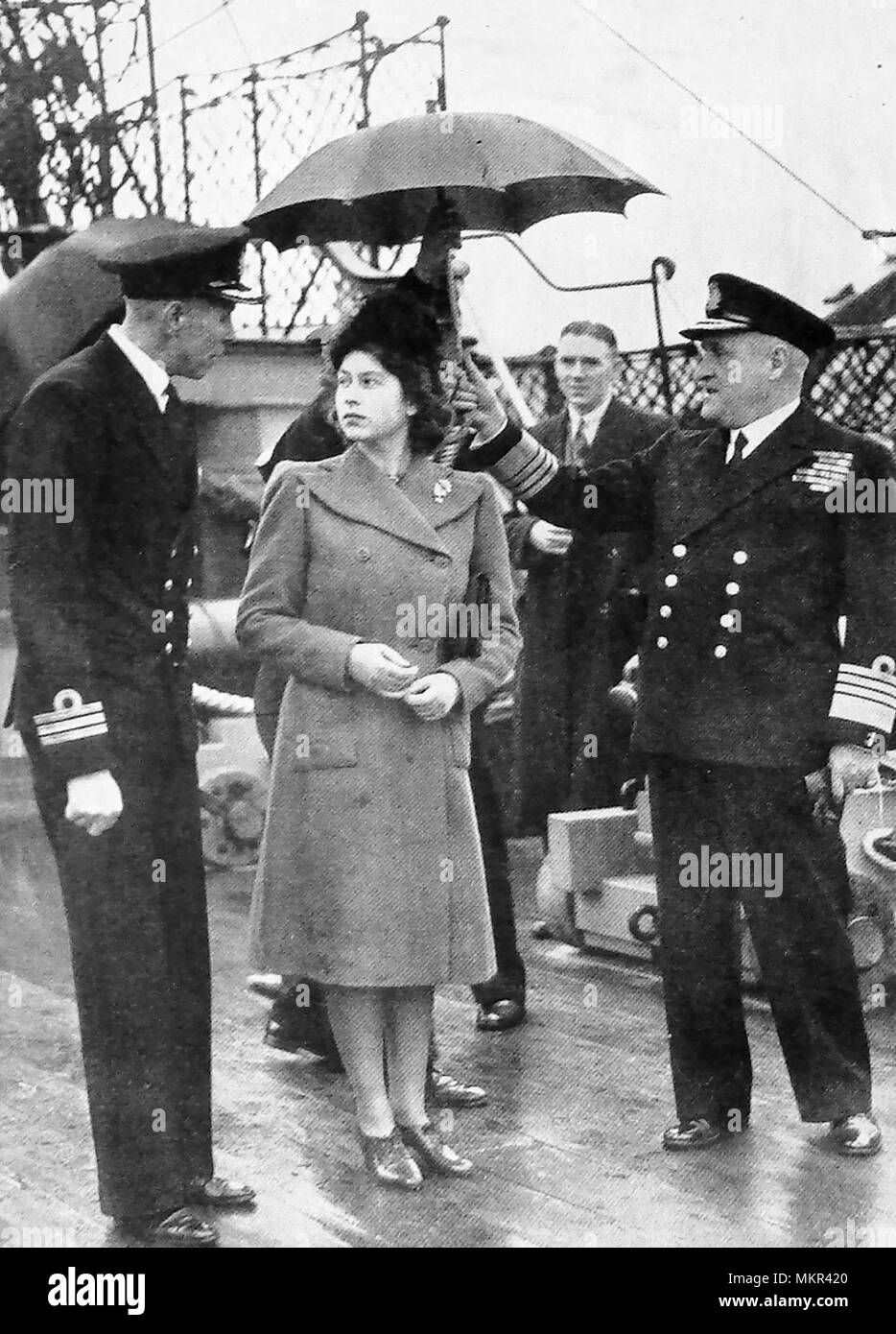 Prinzessin Elizabeth (später Königin Elisabeth von England), Nelson's Schiff "Sieg" in Portsmouth (Devon, UK) mit Admiral Geoffrey Layton holding Regenschirm - 1946. Von einem gedruckten Foto der Zeit. Stockfoto