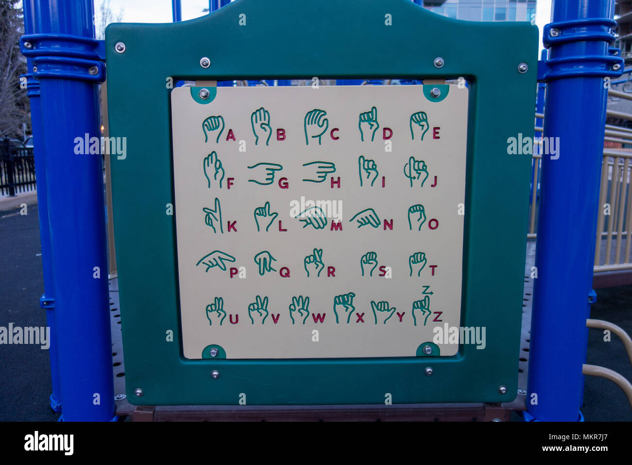 Die American Sign Language Board in einem Kinderspielplatz Struktur aufgebaut. Calgary, Alberta. Stockfoto