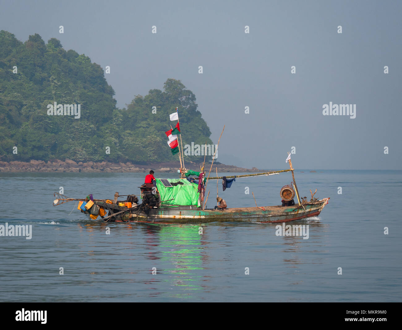 Kleine Fischereifahrzeug auf die Myeik Archipel, früher das Mergui Archipel, in der tanintharyi Region Myanmar. Stockfoto