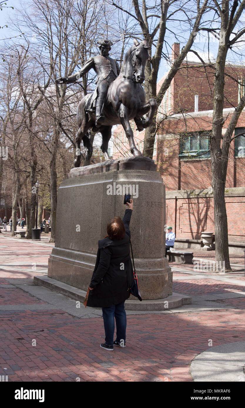 Ein Tourist, der ein Foto der Paul Revere Statue im Norden von Boston, Massachusetts, USA Stockfoto