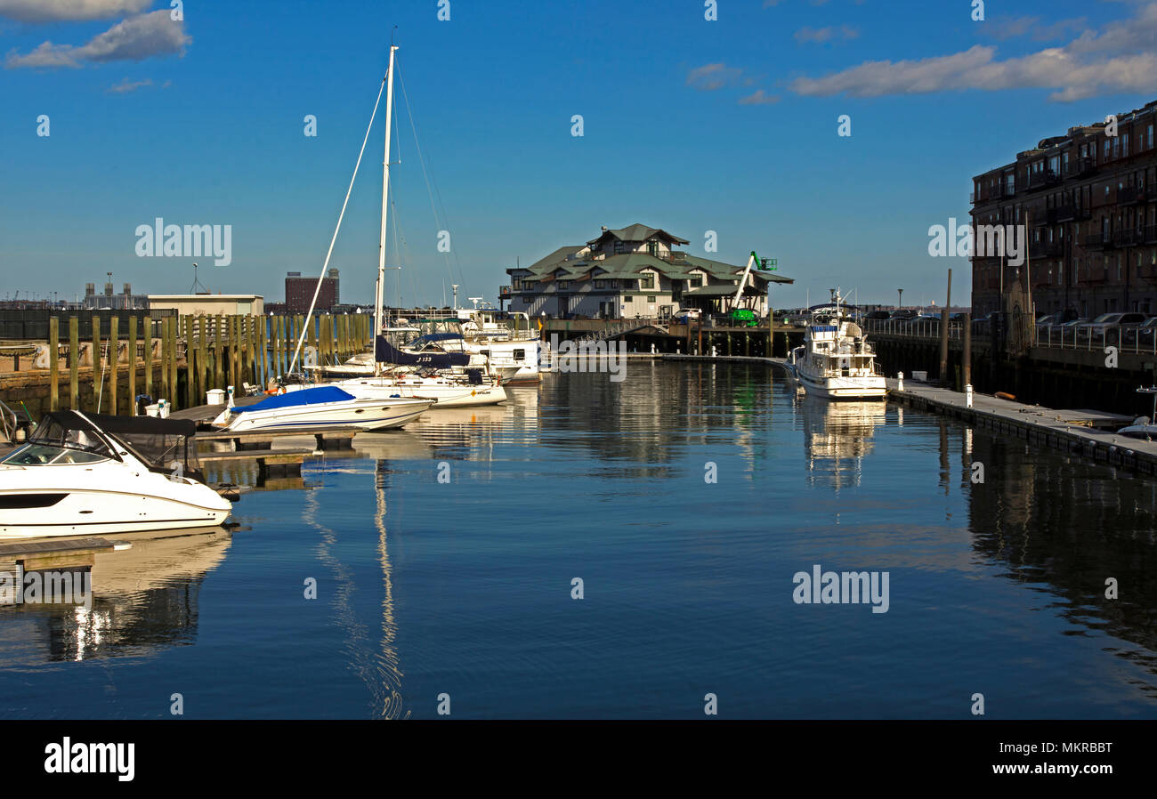 Die Waterfront in Bostons North End in der Nähe von Lewis Wharf und private Yachten es angedockt ist. Stockfoto