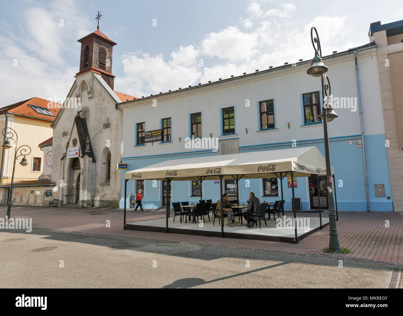 BANSKA BYSTRICA, SLOWAKEI - 29 September, 2017: die Menschen zu Fuß entlang der zentralen Dolna Strasse mit Kirche der Hl. Elisabeth. Es ist eine Stadt in der Mittelslowakei l Stockfoto